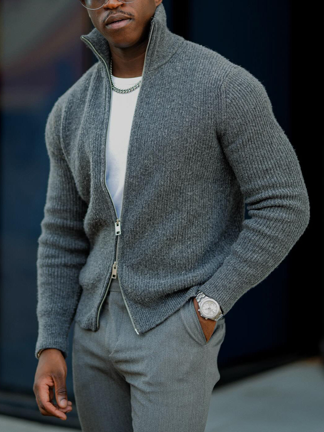 Modische lässige graue Strickjacke mit Reißverschluss für Herren