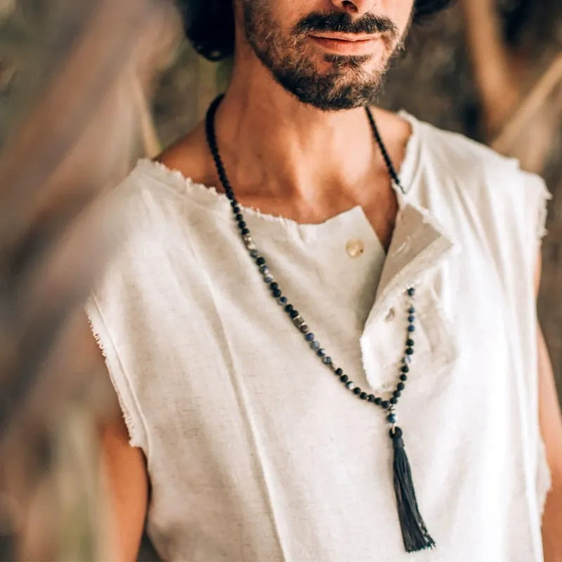 Un gilet ample et polyvalent avec un design à franges pour hommes