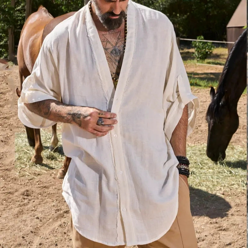 Ein schlichtes und trendiges Langarmshirt mit einfarbigem V-Ausschnitt für Herren