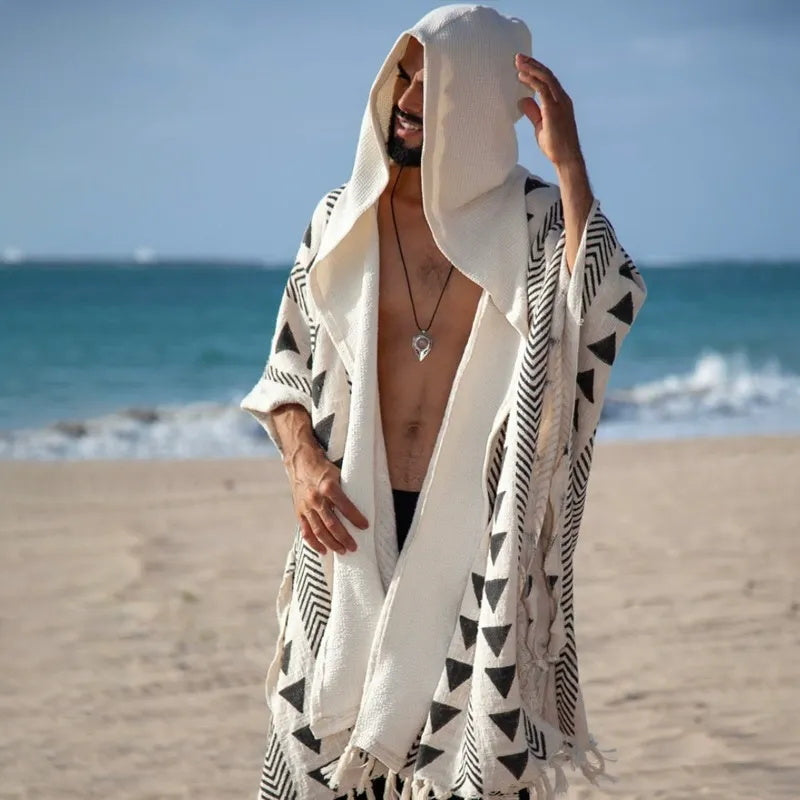 Ein vielseitiges, lässiges Cape-Hemd mit Fransen und Print für den Urlaubsstil der Männer