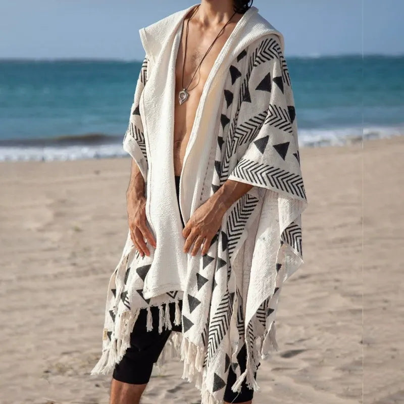 Ein vielseitiges, lässiges Cape-Hemd mit Fransen und Print für den Urlaubsstil der Männer