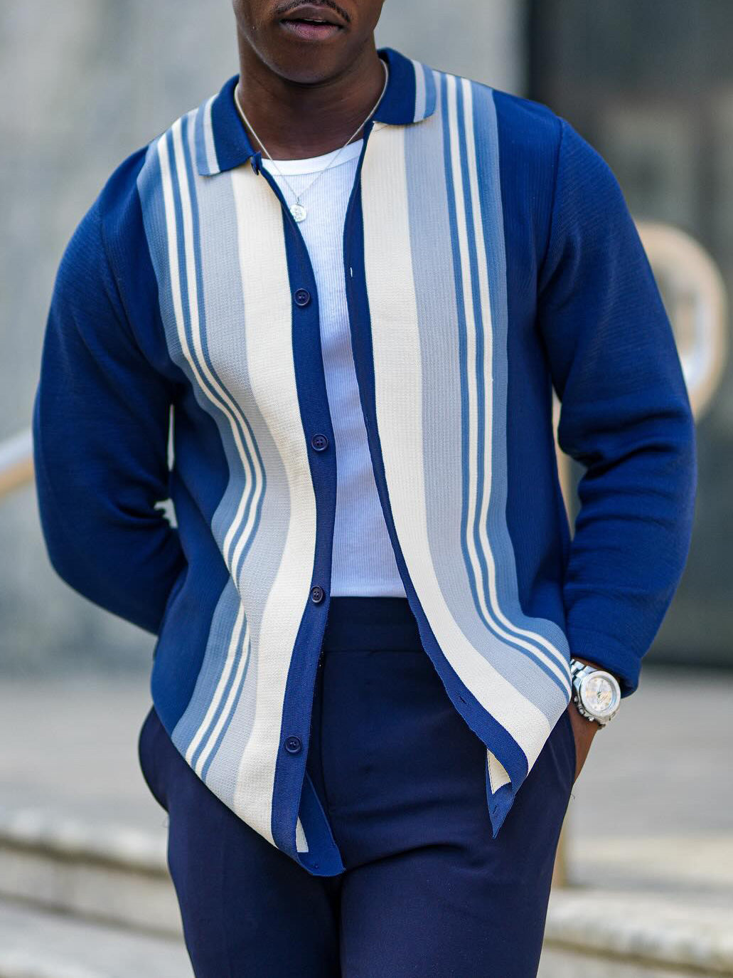 Modische lässige blau gestreifte Herren Strickjacke