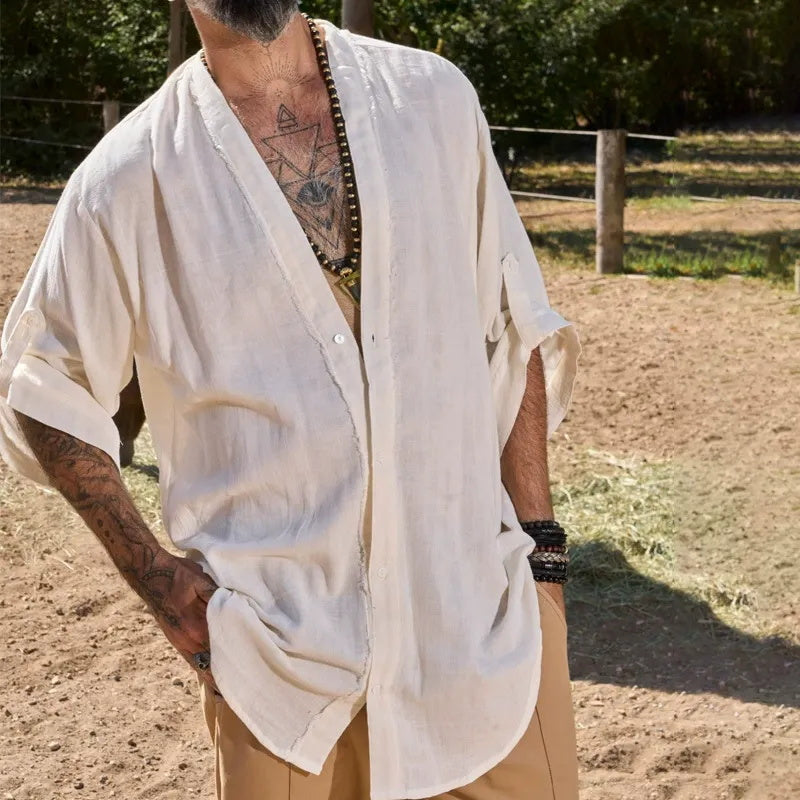 Ein schlichtes und trendiges Langarmshirt mit einfarbigem V-Ausschnitt für Herren