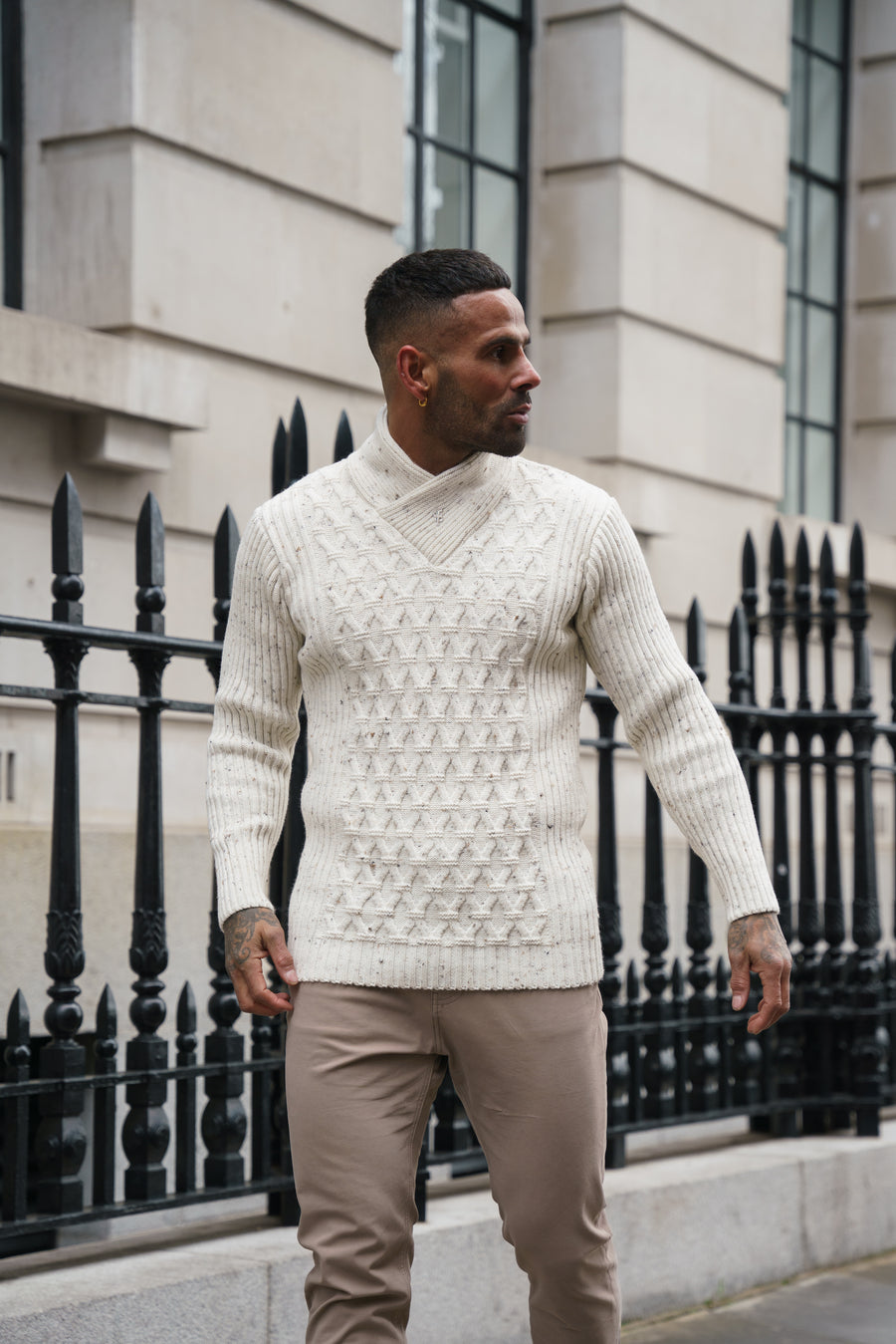 Pull en maille torsadée épaisse, naturel, avec des taches de couleur